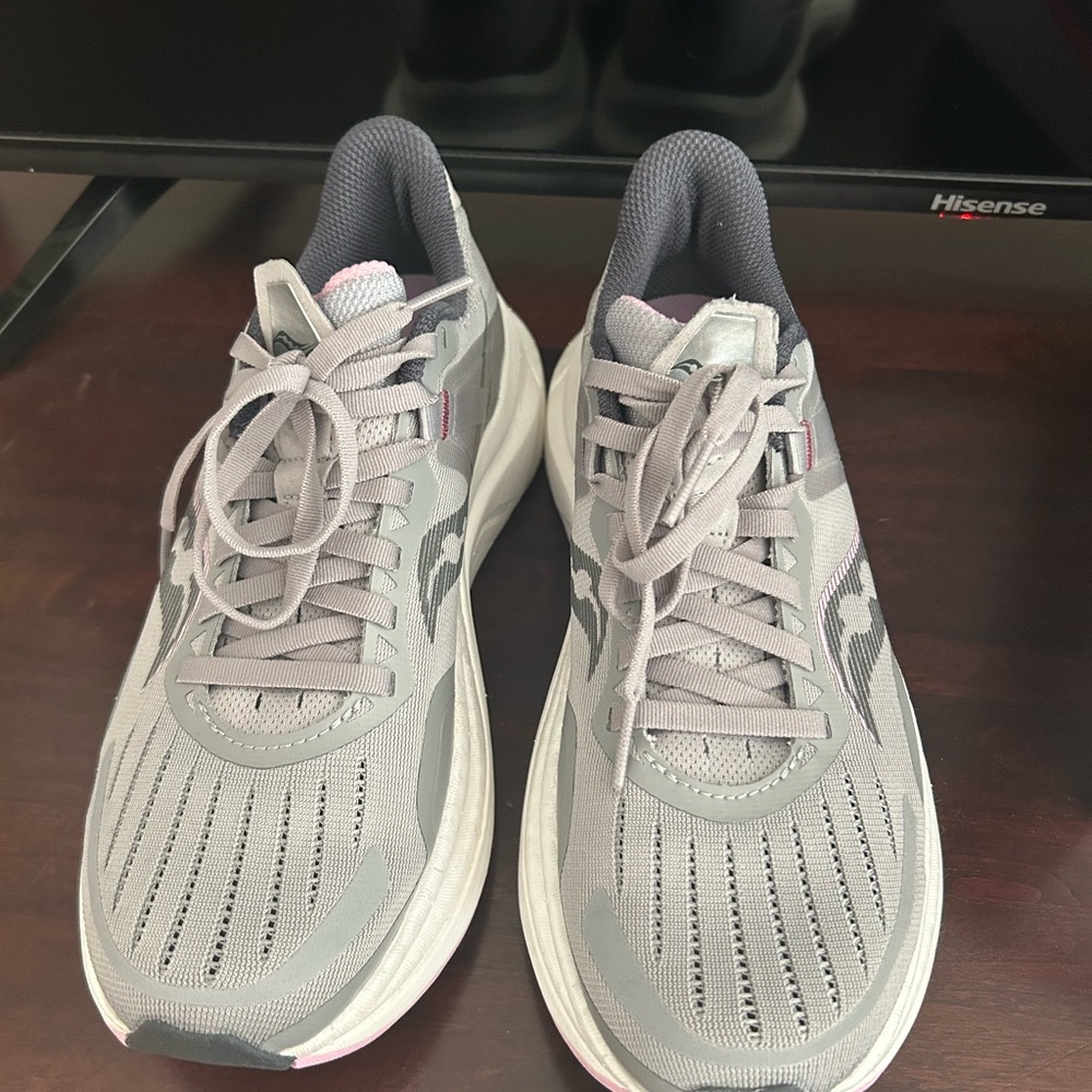 Saucony Gray Sneakers with Mesh Upper and White Midsole - Picture 2 of 4